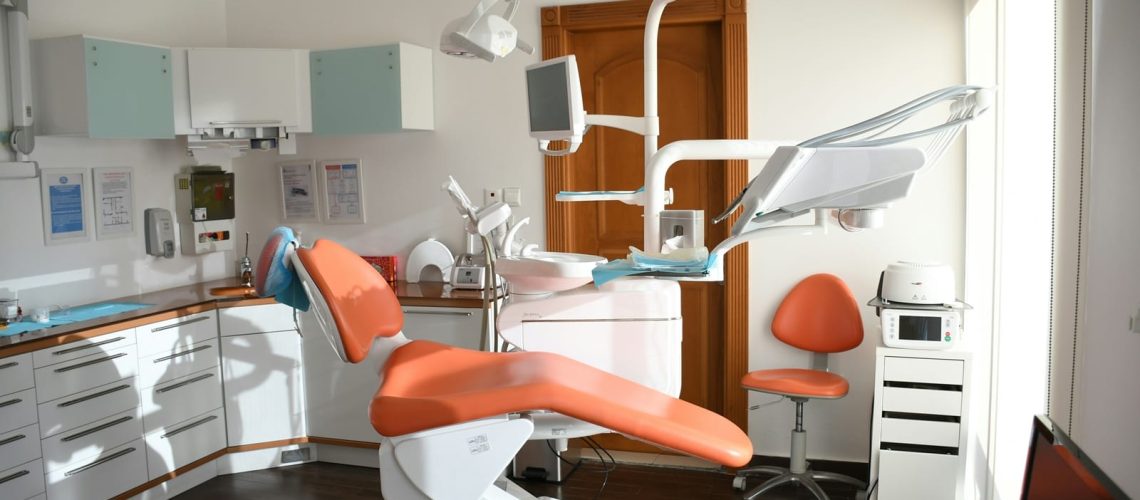 Błąd dentysty (stomatologa) – kiedy należy się odszkodowanie i zadośćuczynienie